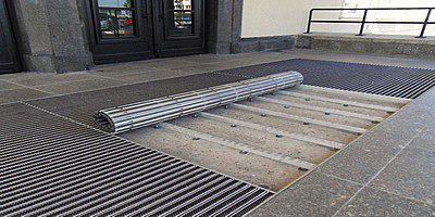 Widok osadnika z częściowo zwiniętą wycieraczką Widok osadnika aluminiowego z częściowo zwiniętą wycieraczką